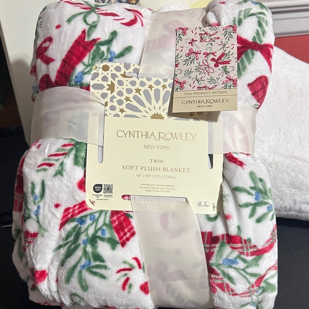 Cynthia Rowley soft plush twin Christmas mistletoe bow blanket